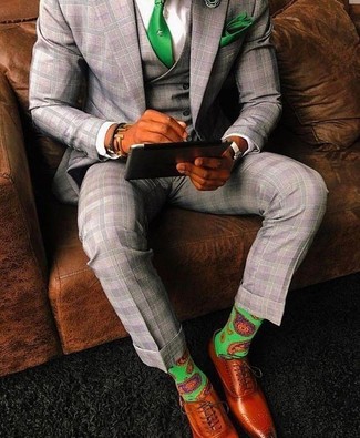 Come indossare e abbinare una cravatta verde e rossa: L'abbinamento di un abito a tre pezzi scozzese grigio e una cravatta verde e rossa metterà in luce il tuo gusto per gli abiti di sartoria. Se non vuoi essere troppo formale, scegli un paio di scarpe oxford in pelle terracotta.