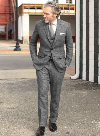 Quale scarpe oxford indossare con un abito grigio quando fa caldo: Prova ad abbinare un abito grigio con una camicia elegante bianca per essere sofisticato e di classe. Rifinisci questo look con un paio di scarpe oxford.