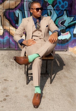 Come indossare e abbinare una cravatta scozzese verde in modo formale: Coniuga un abito a tre pezzi marrone chiaro con una cravatta scozzese verde come un vero gentiluomo. Calza un paio di scarpe oxford in pelle marroni per avere un aspetto più rilassato.
