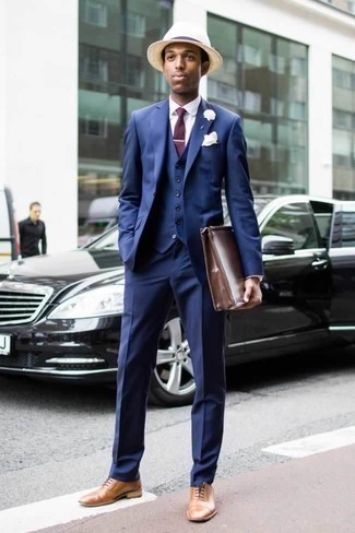 Quale scarpe oxford indossare con una camicia elegante bianca e blu per un uomo di 20 anni: Sfrutta al meglio la raffinatezza e l'eleganza con una camicia elegante bianca e blu e un abito a tre pezzi blu. Scarpe oxford sono una buona scelta per completare il look.