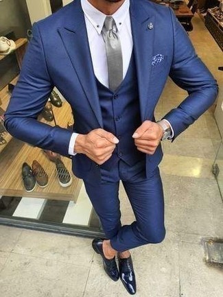 Come indossare e abbinare un abito a tre pezzi blu scuro per un uomo di 30 anni: Scegli un abito a tre pezzi blu scuro e una camicia elegante bianca per un look elegante e alla moda. Completa questo look con un paio di scarpe oxford in pelle blu scuro.