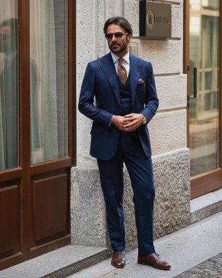 Come indossare e abbinare una cravatta stampata bordeaux: Abbina un abito a tre pezzi blu scuro con una cravatta stampata bordeaux come un vero gentiluomo. Per un look più rilassato, prova con un paio di scarpe oxford in pelle marrone scuro.