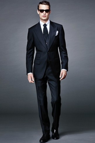 Look alla moda per uomo: Abito a tre pezzi a righe verticali blu scuro, Camicia elegante bianca, Stivali chelsea in pelle neri, Cravatta nera