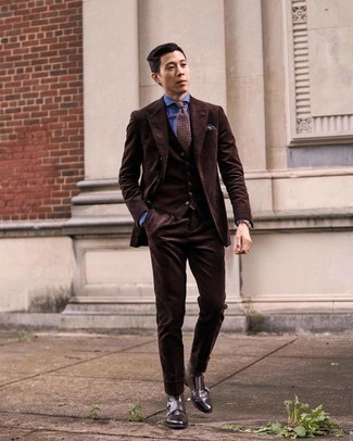 Moda uomo anni 20 in modo formale: Scegli una camicia elegante in chambray blu per essere sofisticato e di classe.