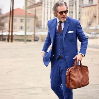 Quale camicia elegante indossare con un abito a tre pezzi blu per un uomo di 40 anni quando fa caldo: Punta su un abito a tre pezzi blu e una camicia elegante per un look elegante e di classe.