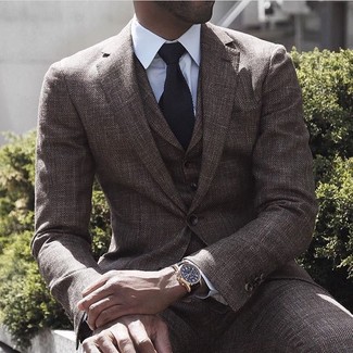 Come indossare e abbinare una cravatta nera in primavera 2024 in modo formale: Scegli un abito a tre pezzi di lana marrone e una cravatta nera come un vero gentiluomo. Questo, ovviamente, è l'outfit perfetto per questa stagione primaverile.