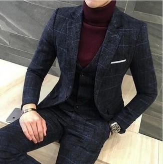 Come indossare e abbinare un abito grigio scuro per un uomo di 30 anni in modo smart-casual: Scegli un abito grigio scuro e un dolcevita bordeaux come un vero gentiluomo.