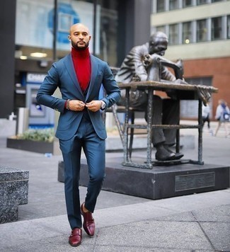 Come indossare e abbinare un maglione rosso per un uomo di 30 anni: Scegli uno stile classico in un maglione rosso e un abito a tre pezzi blu. Mettiti un paio di scarpe double monk in pelle bordeaux per un tocco virile.