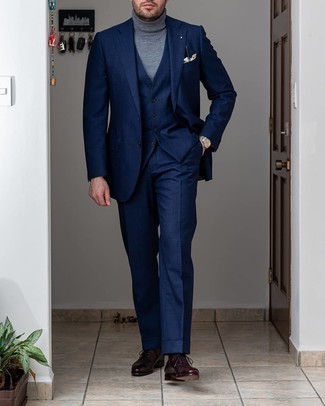 Come indossare e abbinare un maglione grigio in modo formale: Combina un maglione grigio con un abito a tre pezzi blu scuro per un look elegante e di classe. Sfodera il gusto per le calzature di lusso e scegli un paio di scarpe oxford in pelle bordeaux.