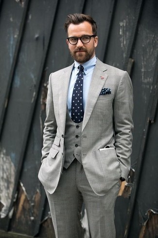 Come indossare e abbinare una cravatta stampata blu scuro e bianca: Vestiti con un abito a tre pezzi grigio e una cravatta stampata blu scuro e bianca per essere sofisticato e di classe.