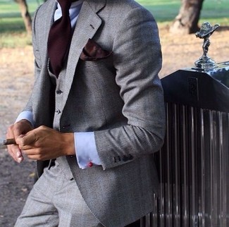 Come indossare e abbinare una cravatta bordeaux: Coniuga un abito a tre pezzi grigio con una cravatta bordeaux come un vero gentiluomo.
