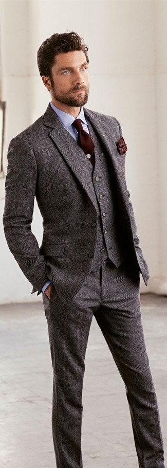 Come indossare e abbinare un abito di lana grigio per un uomo di 30 anni quando fa caldo: Opta per un abito di lana grigio e una camicia elegante azzurra per una silhouette classica e raffinata