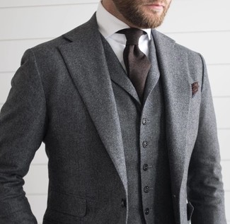 Come indossare e abbinare un abito di lana grigio per un uomo di 30 anni in modo formale: Indossa un abito di lana grigio con una camicia elegante bianca per un look elegante e di classe.