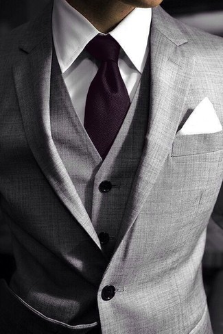 Look alla moda per uomo: Abito a tre pezzi grigio, Camicia elegante bianca, Cravatta melanzana scuro, Fazzoletto da taschino bianco