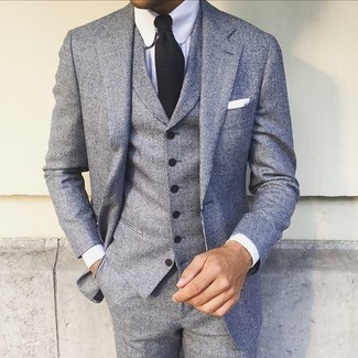 Look alla moda per uomo: Abito a tre pezzi grigio, Camicia elegante bianca, Cravatta nera, Fazzoletto da taschino bianco
