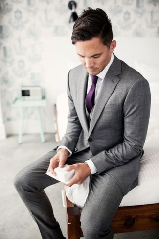 Come indossare e abbinare una cravatta melanzana scuro quando fa caldo: Punta su un abito a tre pezzi grigio e una cravatta melanzana scuro come un vero gentiluomo.
