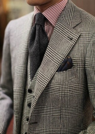 Come indossare e abbinare una cravatta grigio scuro per un uomo di 30 anni in modo formale: Prova ad abbinare un abito a tre pezzi scozzese grigio con una cravatta grigio scuro come un vero gentiluomo.