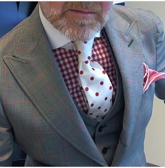 Come indossare e abbinare un fazzoletto da taschino bordeaux per un uomo di 60 anni: Abbina un abito a tre pezzi a quadri grigio con un fazzoletto da taschino bordeaux per un outfit comodo ma studiato con cura.