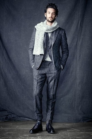 Come indossare e abbinare un maglione girocollo grigio per un uomo di 20 anni: Vestiti con un maglione girocollo grigio e un abito a tre pezzi di lana grigio per un look elegante e di classe. Opta per un paio di stivali casual in pelle neri per un tocco più rilassato.