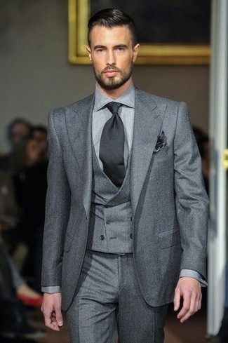 Come indossare e abbinare una cravatta nera: Mostra il tuo stile in un abito a tre pezzi grigio con una cravatta nera per un look elegante e alla moda.
