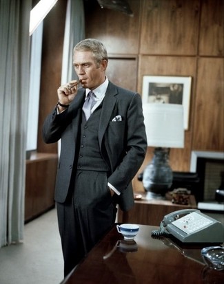 Come indossare e abbinare una cravatta di seta argento per un uomo di 40 anni: Indossa un abito a tre pezzi grigio scuro con una cravatta di seta argento per una silhouette classica e raffinata