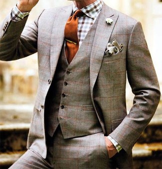 Come indossare e abbinare una cravatta di seta lime: Punta su un abito a tre pezzi scozzese marrone e una cravatta di seta lime per un look elegante e di classe.