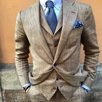 Look alla moda per uomo: Abito a tre pezzi scozzese marrone, Camicia elegante azzurra, Cravatta blu, Fazzoletto da taschino stampato blu