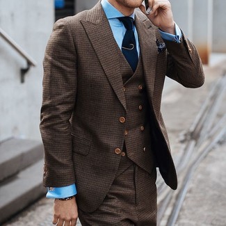 Come indossare e abbinare un abito marrone per un uomo di 30 anni in estate 2024: Mostra il tuo stile in un abito marrone con una camicia elegante azzurra come un vero gentiluomo. Una stupenda scelta per essere più cool e trendy anche in questi mesi estivi.