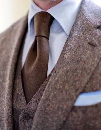 Come indossare e abbinare una cravatta marrone per un uomo di 30 anni: Abbina un abito a tre pezzi marrone con una cravatta marrone per una silhouette classica e raffinata