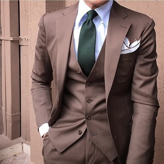 Come indossare e abbinare un abito a tre pezzi marrone scuro quando fa caldo: Mostra il tuo stile in un abito a tre pezzi marrone scuro con una camicia elegante bianca per essere sofisticato e di classe.