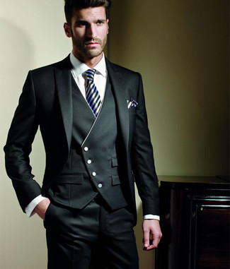 Come indossare e abbinare una cravatta di seta a righe verticali nera: Prova ad abbinare un abito a tre pezzi nero con una cravatta di seta a righe verticali nera per una silhouette classica e raffinata