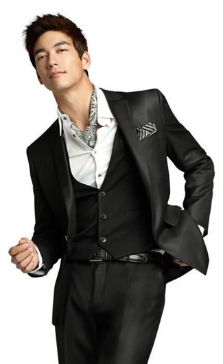 Come indossare e abbinare una sciarpa grigio scuro in modo formale: Scegli un outfit composto da un abito a tre pezzi nero e una sciarpa grigio scuro per un outfit comodo ma studiato con cura.