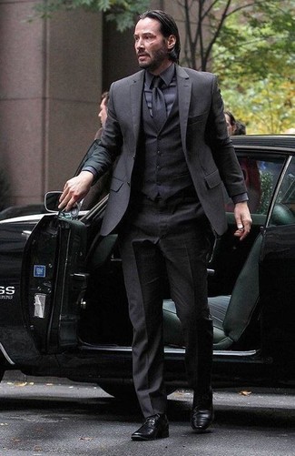 Come indossare e abbinare una cravatta nera per un uomo di 30 anni in modo formale: Abbina un abito a tre pezzi nero con una cravatta nera per un look elegante e alla moda. Opta per un paio di scarpe derby in pelle nere per avere un aspetto più rilassato.