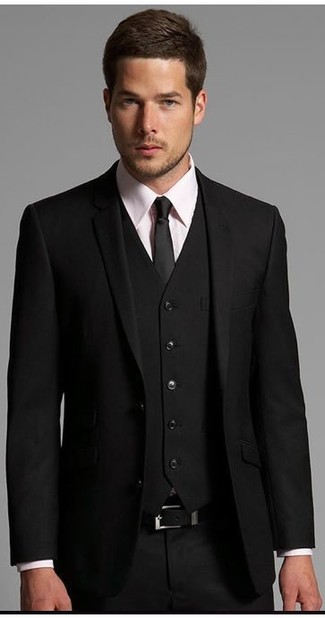 Come indossare e abbinare un abito a tre pezzi nero: Potresti combinare un abito a tre pezzi nero con una camicia elegante rosa per una silhouette classica e raffinata