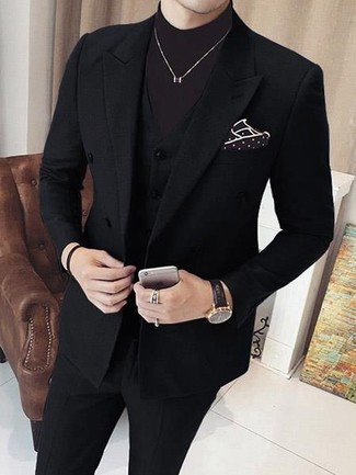 Come indossare e abbinare un dolcevita con un abito per un uomo di 30 anni in modo formale: Combina un abito con un dolcevita per un look elegante e di classe.