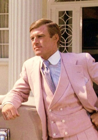 Come indossare e abbinare una cravatta melanzana scuro in estate 2024 in modo formale: Metti un abito a tre pezzi rosa e una cravatta melanzana scuro come un vero gentiluomo. È stupenda idea per un outfit estivo!