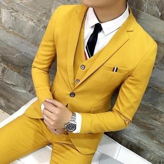 Come indossare e abbinare un abito arancione per un uomo di 20 anni: Coniuga un abito arancione con una camicia elegante bianca per un look elegante e di classe.