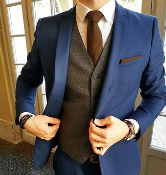 Come indossare e abbinare una cravatta marrone: Metti un abito blu scuro e una cravatta marrone per un look elegante e di classe.