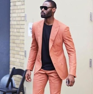 Come indossare e abbinare un abito arancione per un uomo di 20 anni in modo smart-casual: Indossa un abito arancione con una t-shirt girocollo nera se cerchi uno stile ordinato e alla moda.