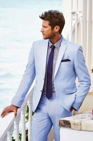 Come indossare e abbinare una camicia elegante viola in modo formale: Scegli una camicia elegante viola e un abito azzurro per un look elegante e di classe.