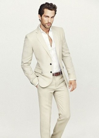 Come indossare e abbinare una camicia a maniche lunghe bianca con un abito beige in modo formale: Indossa un abito beige e una camicia a maniche lunghe bianca come un vero gentiluomo.