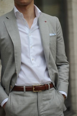 Come indossare e abbinare un abito beige: Scegli un abito beige e una camicia a maniche lunghe bianca come un vero gentiluomo.