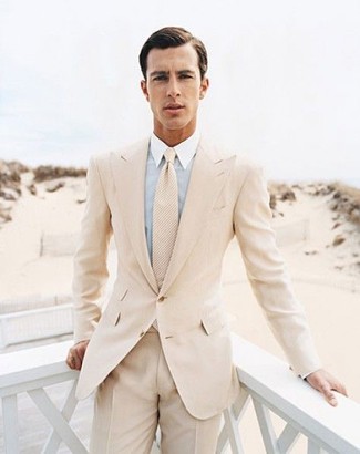 Come indossare e abbinare una cravatta beige per un uomo di 30 anni: Scegli un outfit composto da un abito beige e una cravatta beige per essere sofisticato e di classe.