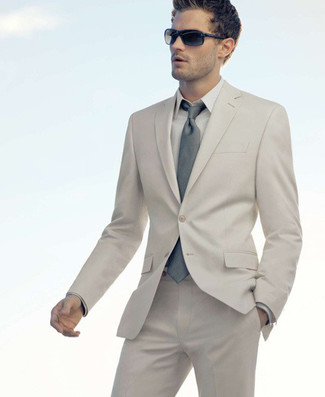 Come indossare e abbinare una cravatta grigia: Abbina un abito beige con una cravatta grigia per un look elegante e alla moda.