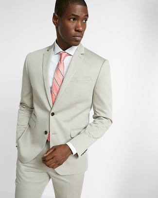 Come indossare e abbinare una cravatta a righe verticali rosa in modo formale: Indossa un abito beige e una cravatta a righe verticali rosa per una silhouette classica e raffinata