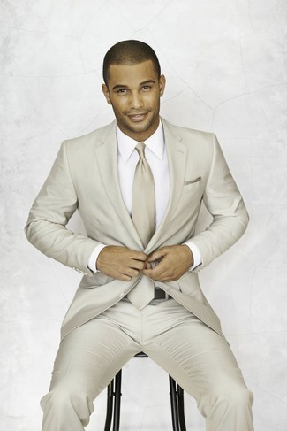 Come indossare e abbinare una cravatta beige: Punta su un abito beige e una cravatta beige come un vero gentiluomo.
