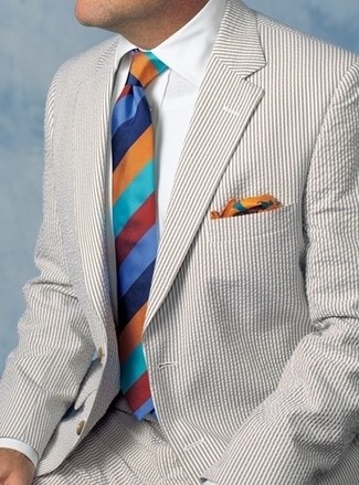 Come indossare e abbinare un fazzoletto da taschino multicolore per un uomo di 30 anni: Abbina un abito di seersucker beige con un fazzoletto da taschino multicolore per un fantastico look da sfoggiare nel weekend.