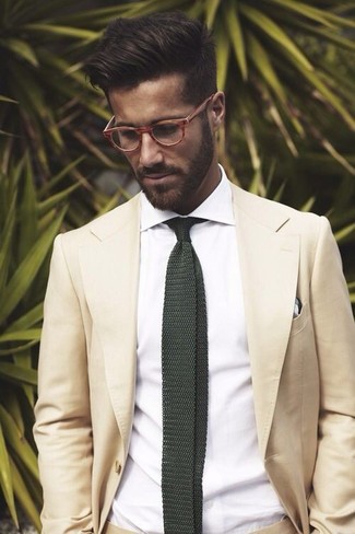 Come indossare e abbinare una cravatta lavorata a maglia verde scuro in modo formale: Opta per un abito beige e una cravatta lavorata a maglia verde scuro per una silhouette classica e raffinata