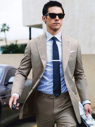 Look alla moda per uomo: Abito beige, Camicia elegante a righe verticali bianca e blu, Cravatta lavorata a maglia blu scuro, Occhiali da sole neri
