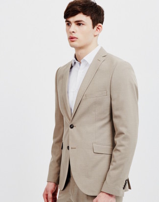 Come indossare e abbinare una camicia elegante bianca e blu scuro per un uomo di 20 anni in modo formale: Punta su una camicia elegante bianca e blu scuro e un abito beige per un look elegante e alla moda.
